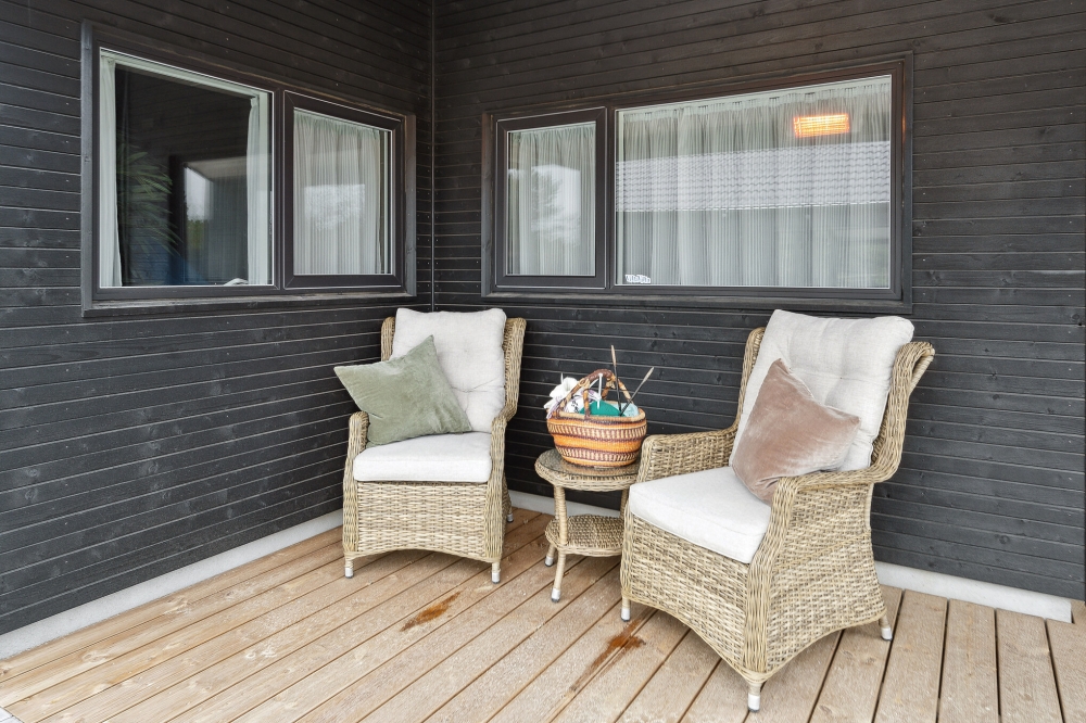 På terrassen i sommarhus nr 596 finns det plats för upp till 20 gäster.