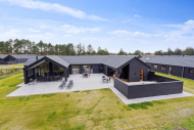 Den praktfulla poolstugan nr 596 med plats för 20 personer ligger i Sydjylland