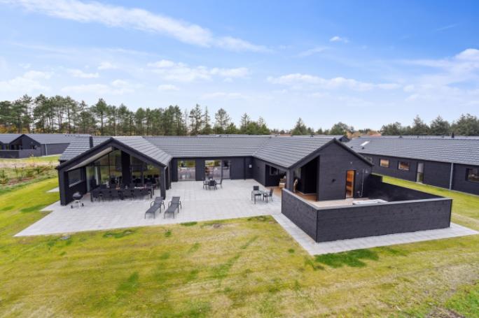 Den praktfulla poolstugan nr 596 med plats för 20 personer ligger i Sydjylland