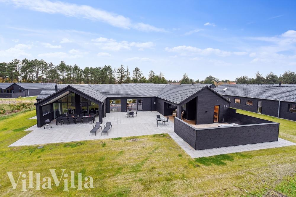 Den praktfulla poolstugan nr 596 med plats för 20 personer ligger i Sydjylland