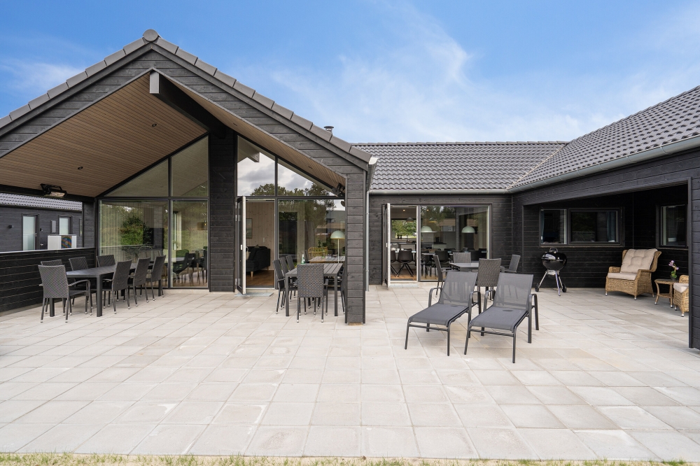 Njut av en grillkväll på terrassen i lyxstuga nr 597 i Sydjylland