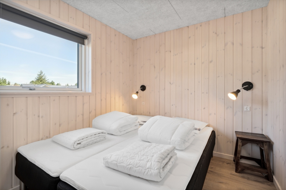 Ett av de 7 utmärkta sovrummen i lyxstuga nr 597 i Sydjylland.