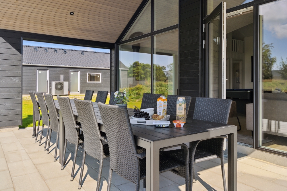 På terrassen i sommarhus nr 598 finns det plats för upp till 20 gäster.