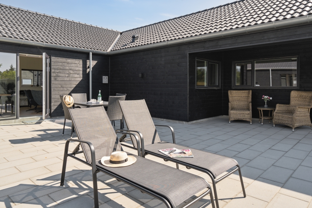Njut av en grillkväll på terrassen i lyxstuga nr 598 i Sydjylland
