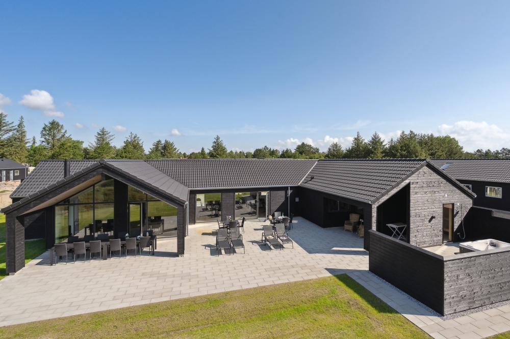 Den praktfulla poolstugan nr 598 med plats för 20 personer ligger i Sydjylland