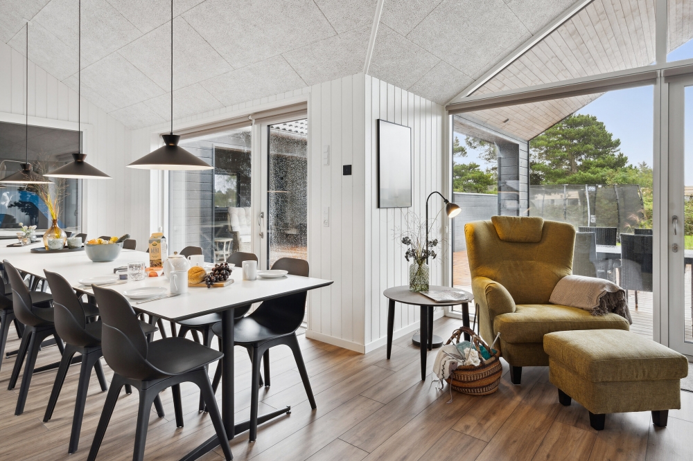 Det stora ljusa vardagsrummet i lyxstuga nr 599 för 16.
