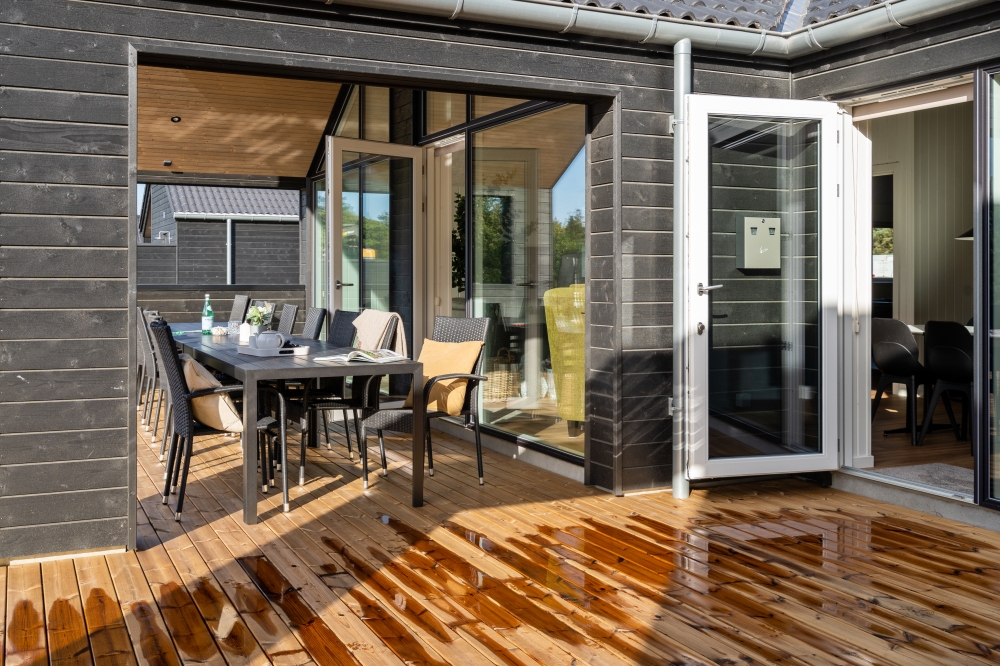 Stor terrass i lyxstuga nr 599 i Sydjylland.