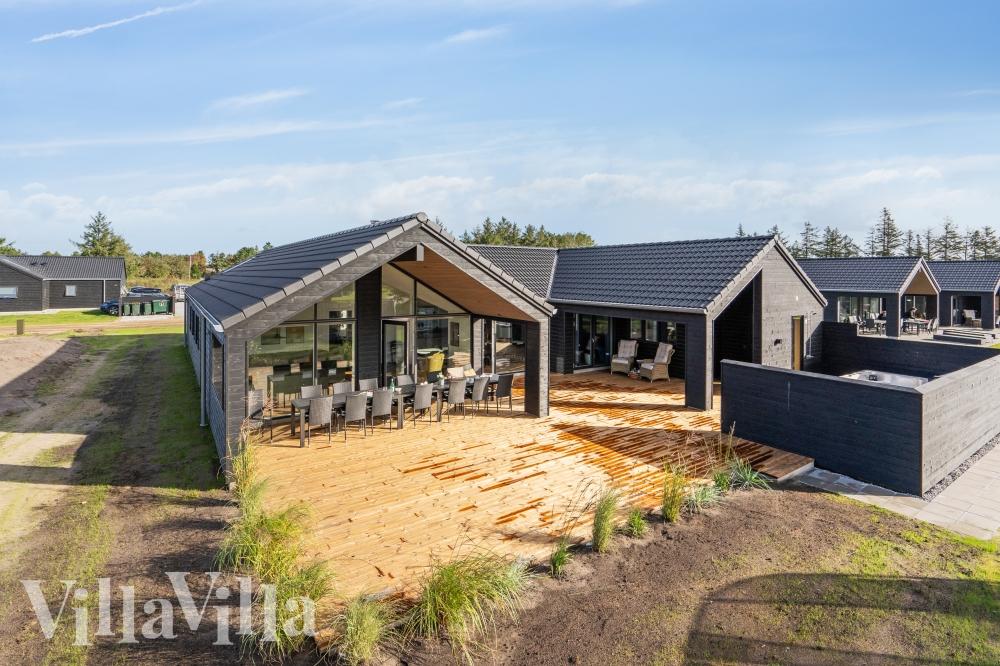 Den praktfulla poolstugan nr 599 med plats för 16 personer ligger i Sydjylland