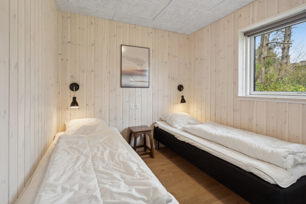 Ett av de 6 utmärkta sovrummen i lyxstuga nr 595 i Sydjylland.