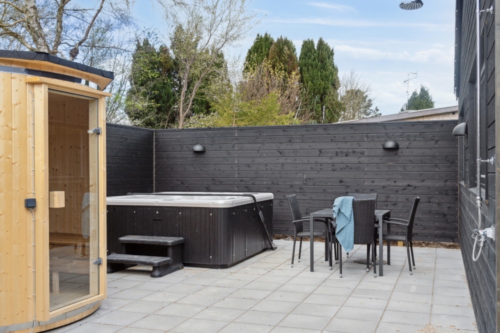 Njut av en grillkväll på terrassen i lyxstuga nr 584 i Nordsjälland