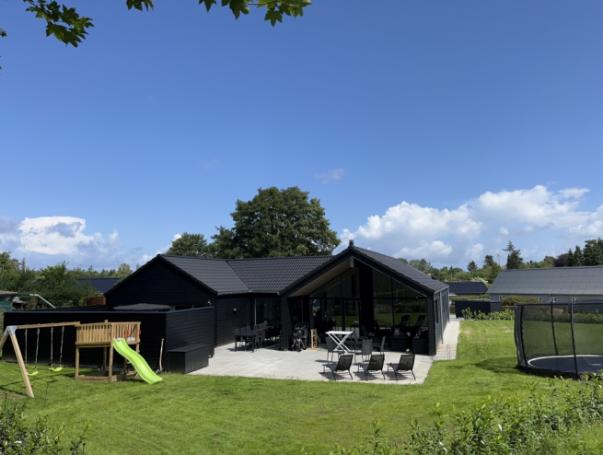 Den praktfulla poolstugan nr 584 med plats för 14 personer ligger i Nordsjälland