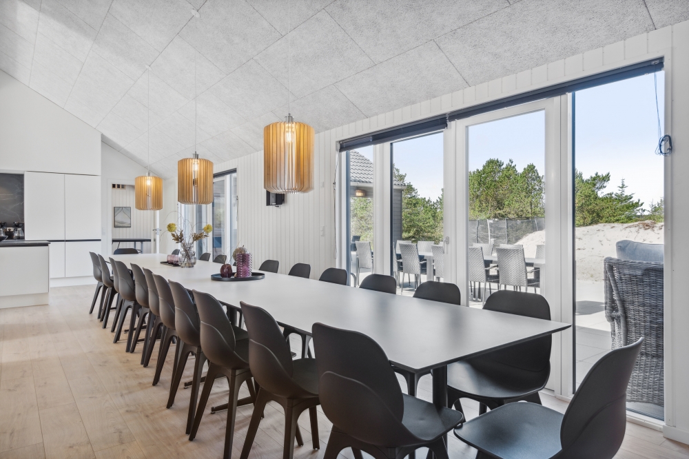 Det stora ljusa vardagsrummet i lyxstuga nr 585 för 24.