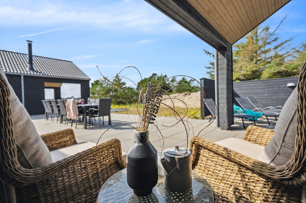 På terrassen i sommarhus nr 585 finns det plats för upp till 24 gäster.