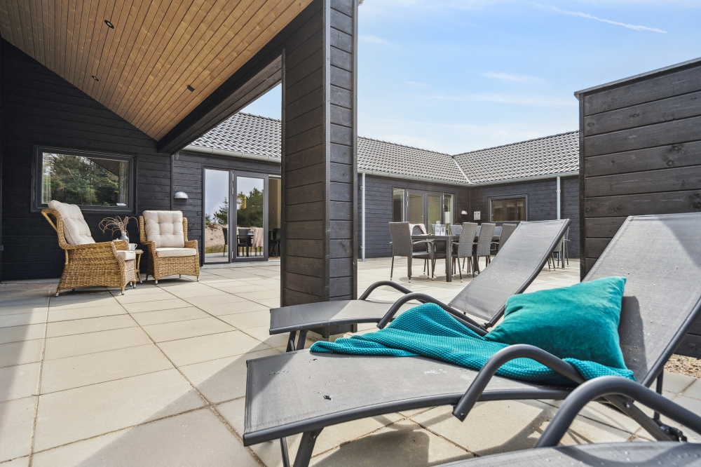 Njut av en grillkväll på terrassen i lyxstuga nr 585 i Vestjylland
