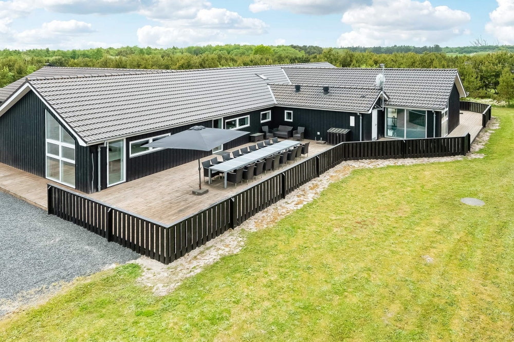 Den praktfulla poolstugan nr 602 med plats för 26 personer ligger i Nordjylland