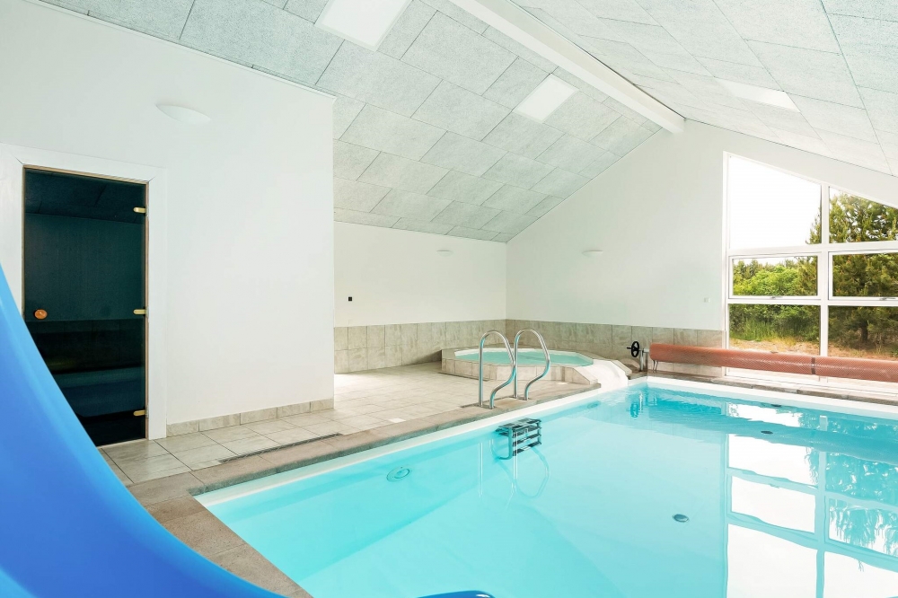 Ta ett dopp i poolen i lyxhus nr 602 i Nordjylland.