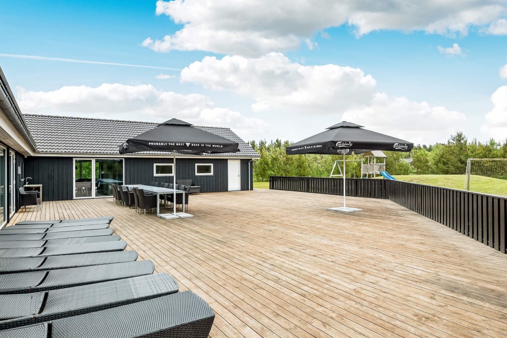 Njut av en grillkväll på terrassen i lyxstuga nr 602 i Nordjylland