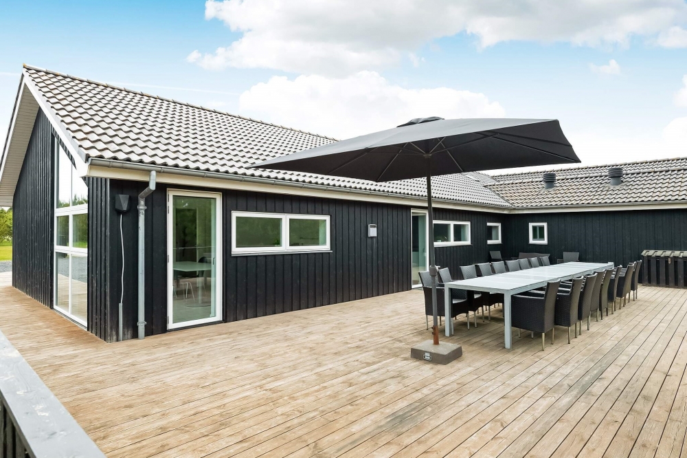 På terrassen i sommarhus nr 602 finns det plats för upp till 26 gäster.