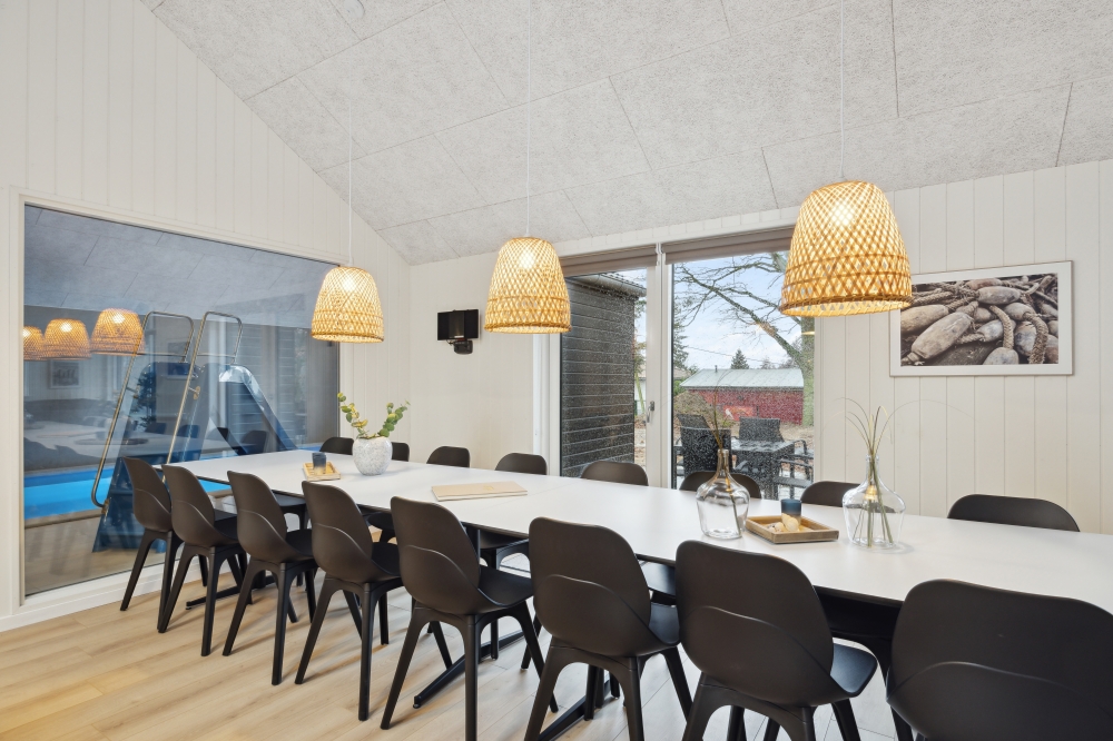 Det stora ljusa vardagsrummet i lyxstuga nr 752 för 18.