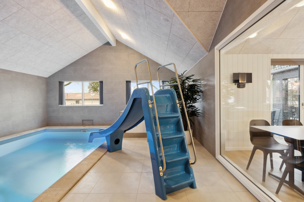 Den härliga poolen i lyxstuga nr 752 för 18 personer