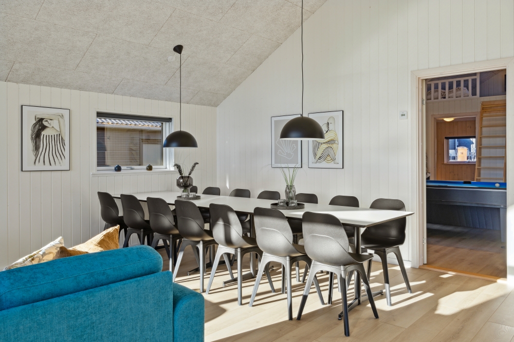 Det stora ljusa vardagsrummet i lyxstuga nr 753 för 12.