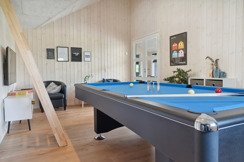 Förutom de många timmar som du kan tillbringa i stugans poolavdelning erbjuder lyxstuga 588 även biljard, bordtennis och dart