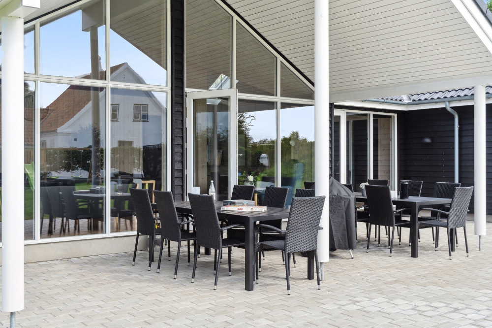 Njut av en grillkväll på terrassen i lyxstuga nr 588 i Lolland/Falster/Møn