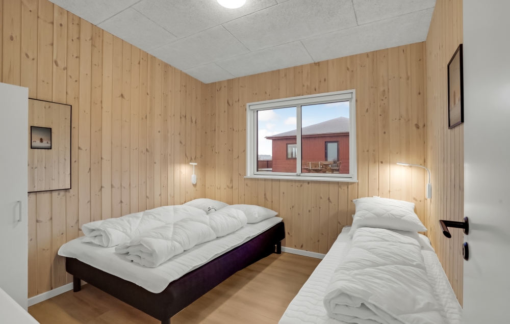 Ett av de 4 utmärkta sovrummen i lyxstuga nr 603 i Limfjorden.
