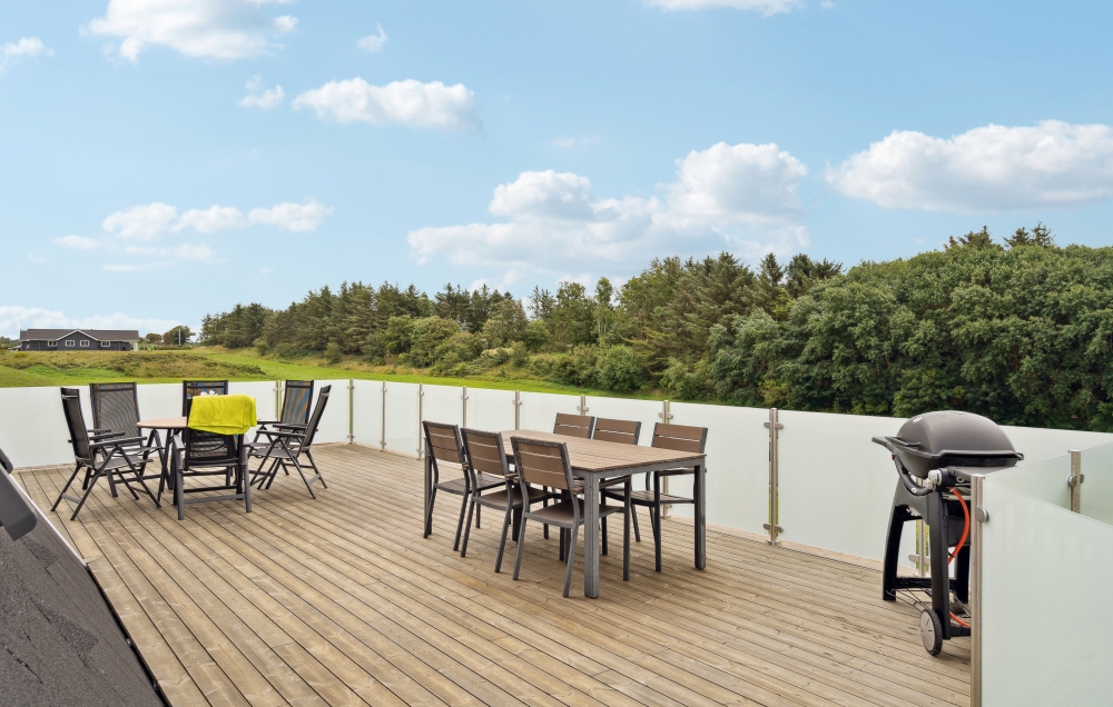 Njut av en grillkväll på terrassen i lyxstuga nr 603 i Limfjorden