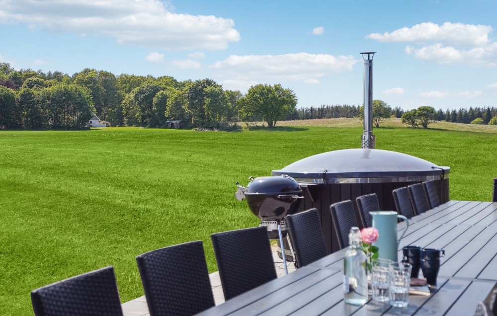 Njut av en grillkväll på terrassen i lyxstuga nr 604 i Østjylland