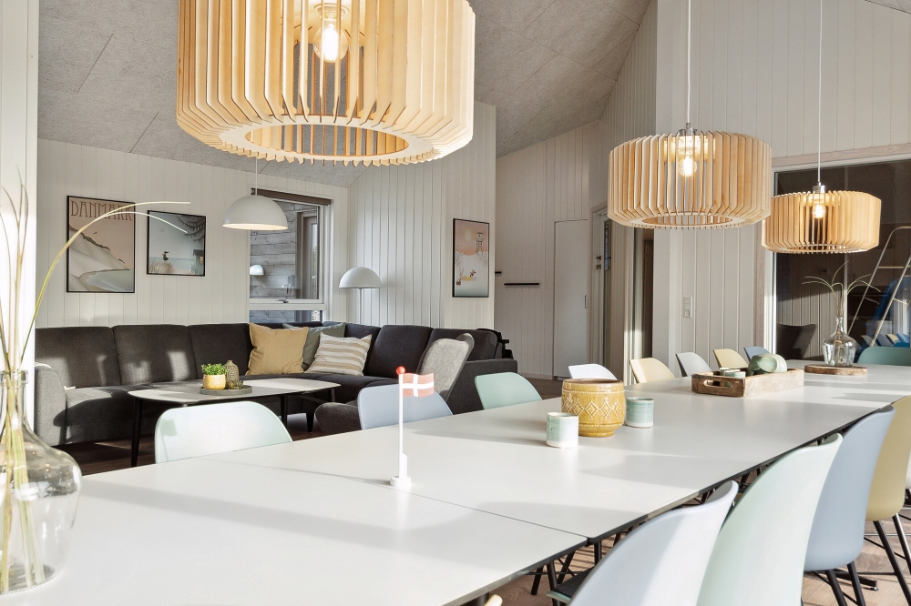 Det stora ljusa vardagsrummet i lyxstuga nr 605 för 24.