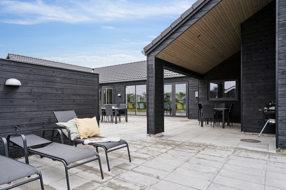På terrassen i sommarhus nr 605 finns det plats för upp till 24 gäster.