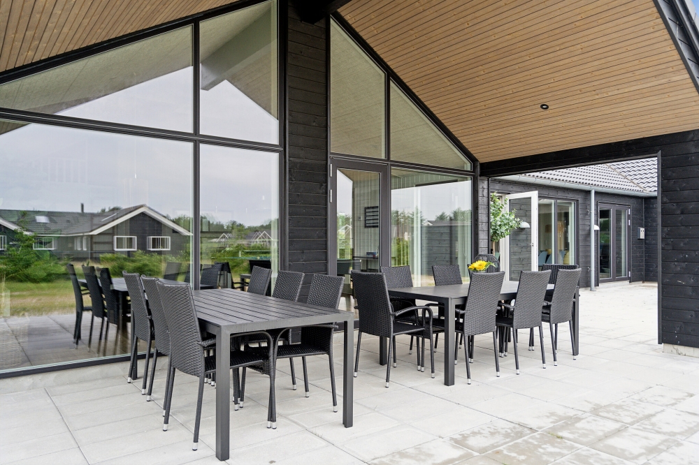 Njut av en grillkväll på terrassen i lyxstuga nr 605 i Vestjylland