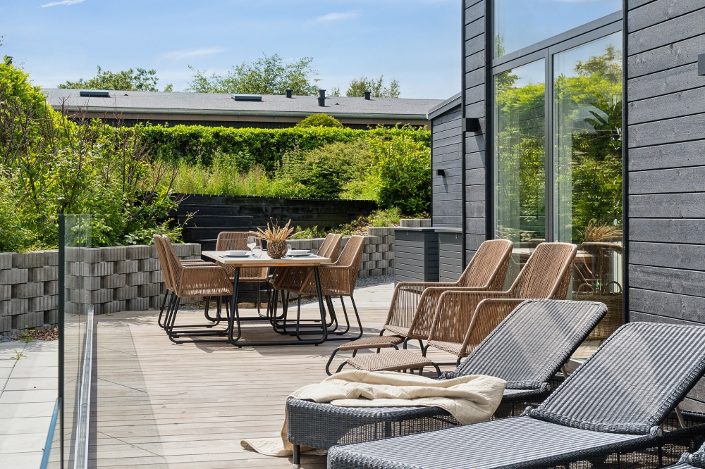 Njut av en grillkväll på terrassen i lyxstuga nr 606 i Østjylland