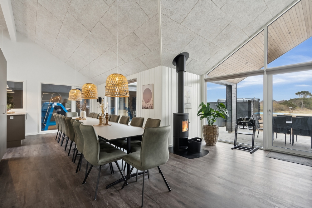 Det stora ljusa vardagsrummet i lyxstuga nr 610 för 18.