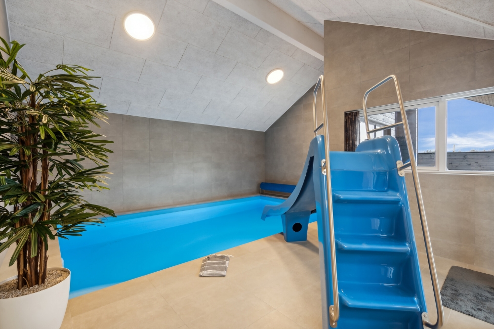 Den härliga poolen i lyxstuga nr 610 för 18 personer