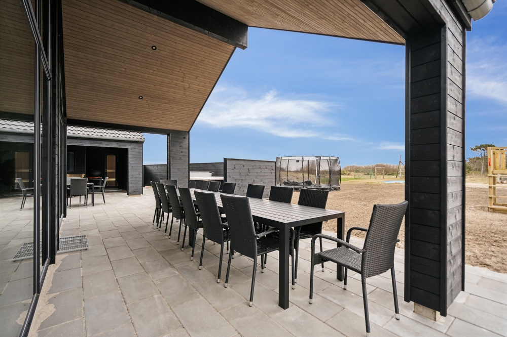 Njut av en grillkväll på terrassen i lyxstuga nr 610 i Vestjylland