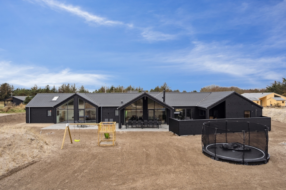 Den praktfulla poolstugan nr 610 med plats för 18 personer ligger i Vestjylland