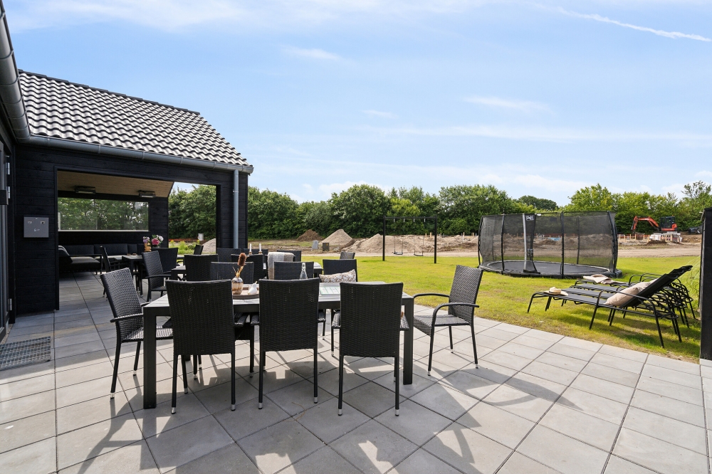 Njut av en grillkväll på terrassen i lyxstuga nr 611 i Sydjylland