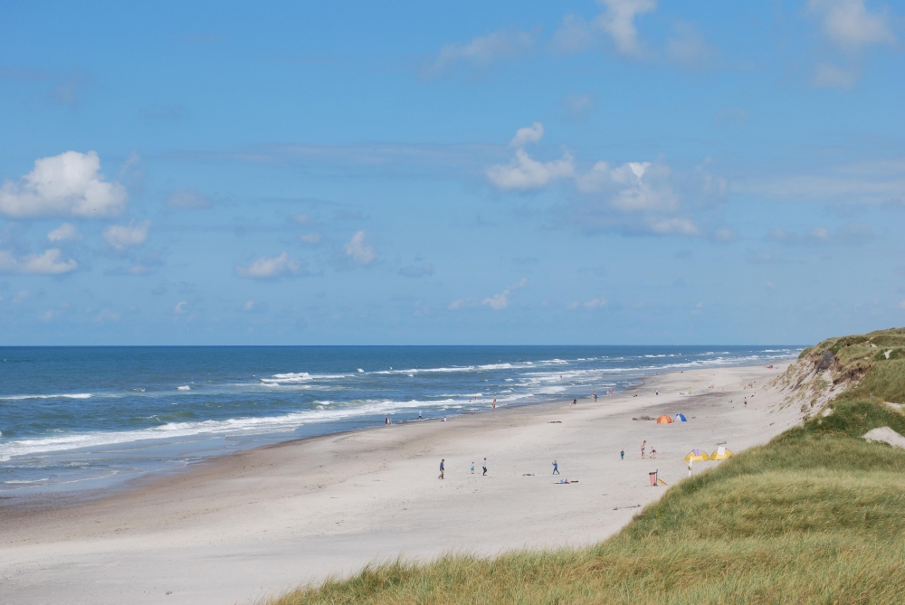 Den vackra stranden i närheten av lyxhus 613 vid Vestjylland.