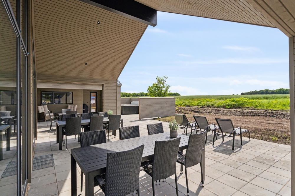 Njut av en grillkväll på terrassen i lyxstuga nr 614 i Fyn och öar