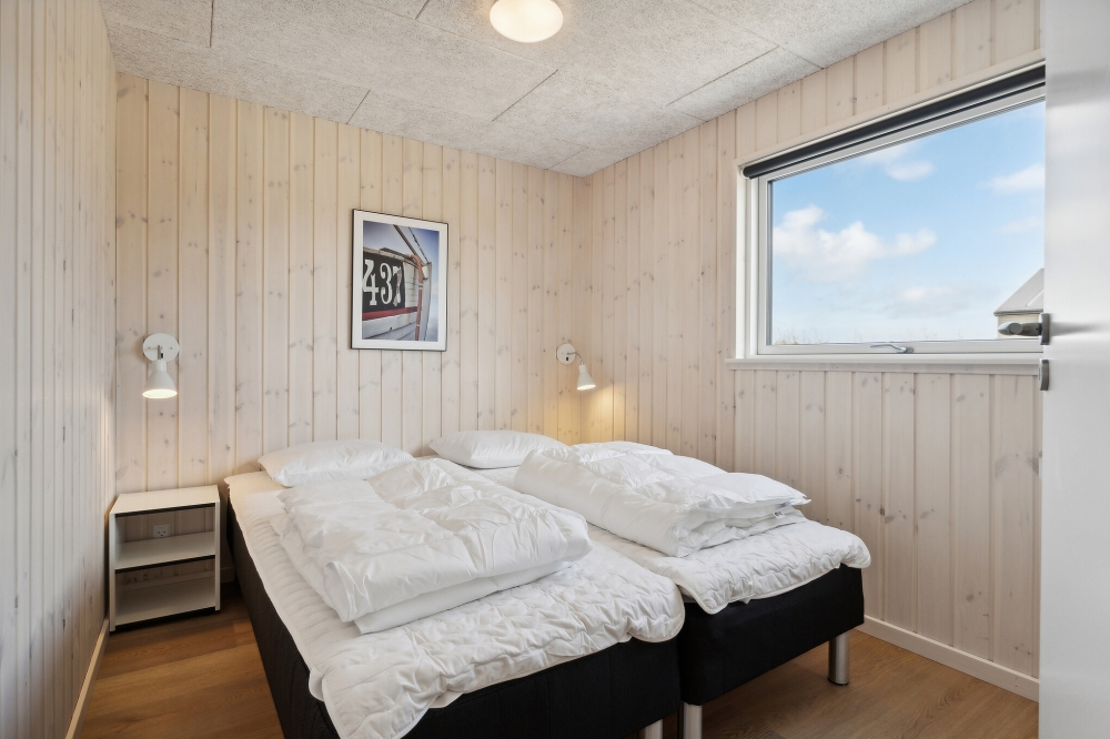 Ett av de 12 utmärkta sovrummen i lyxstuga nr 615 i Nordjylland.