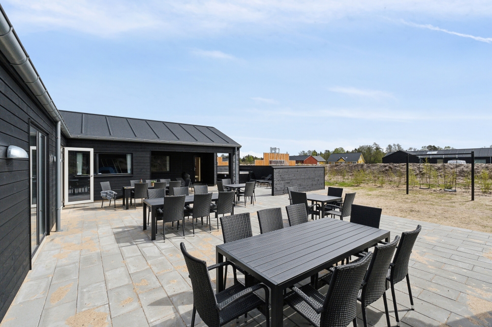 På terrassen i sommarhus nr 615 finns det plats för upp till 30 gäster.
