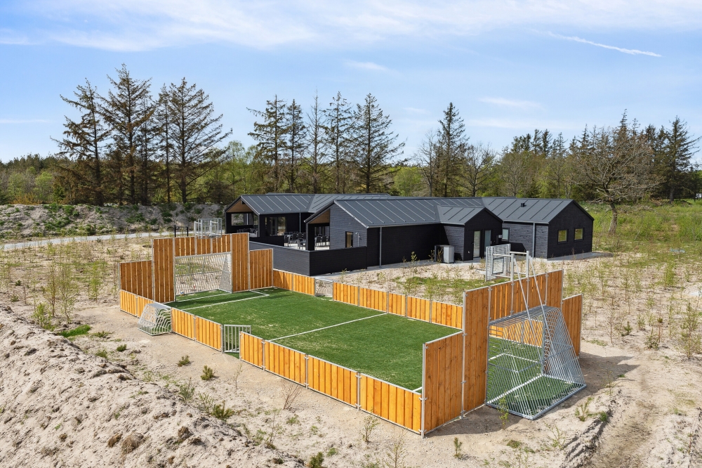 Till den trevliga sommarstugan nr 615 i Nordjylland erbjuds en mängd utomhusaktiviteter, t.ex. lektorn och gungor