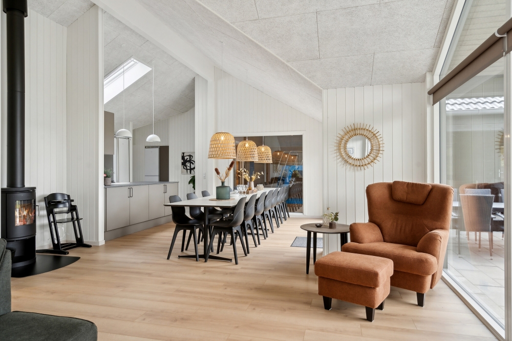 Ni kan sitta 16 personer tillsammans i vardagsrummet när ni besöker lyxhus nr 616 i Fyn och öar.