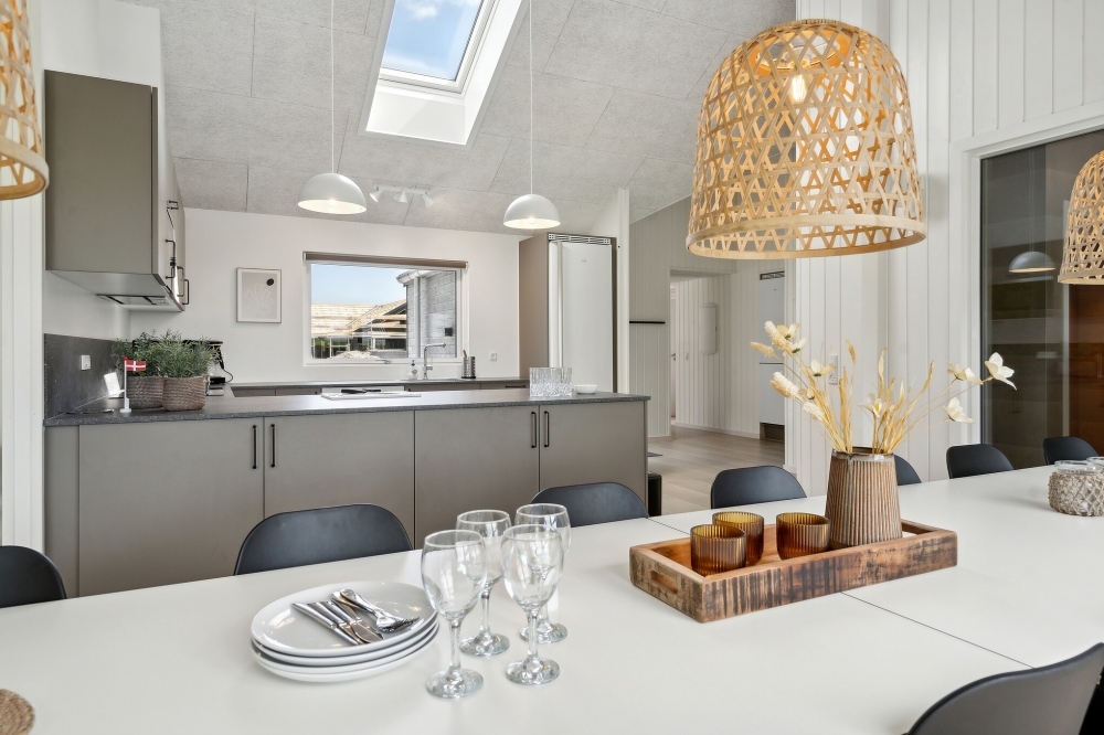 Det stora ljusa vardagsrummet i lyxstuga nr 616 för 16.