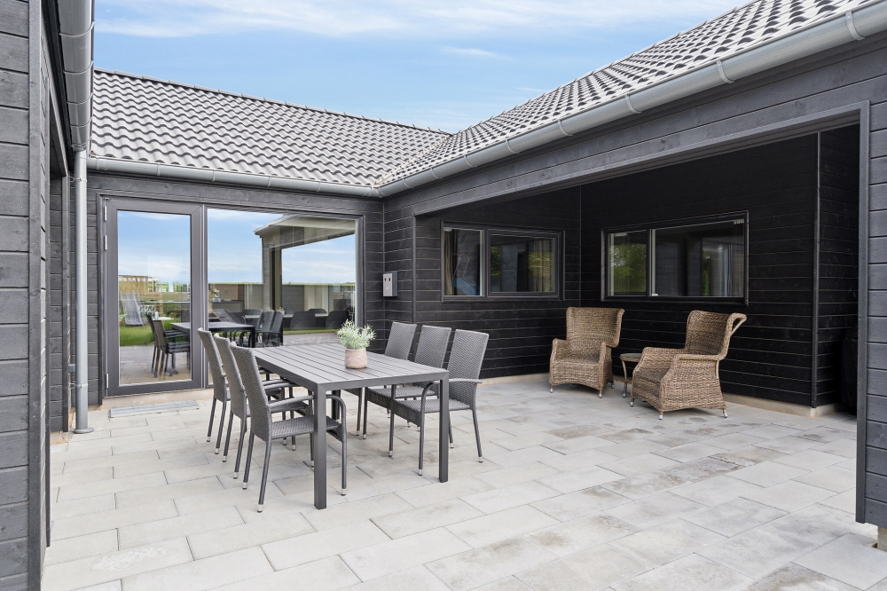 Njut av en grillkväll på terrassen i lyxstuga nr 616 i Fyn och öar