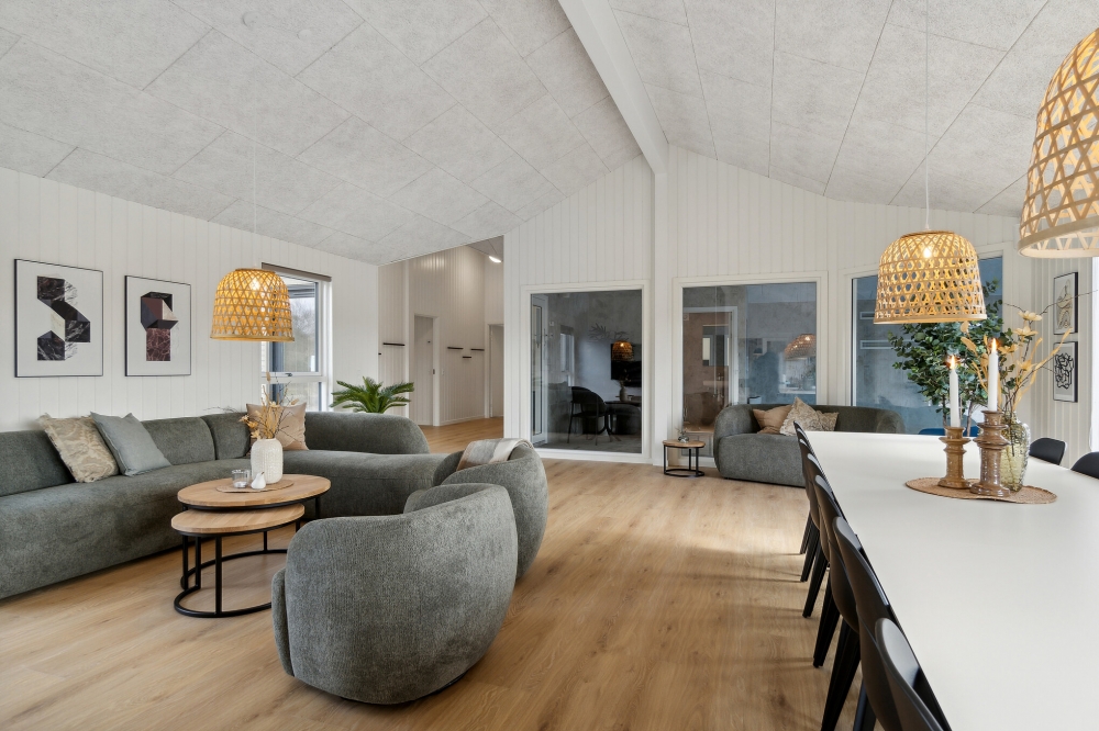 Soffhörnan i lyxstuga 619 i Nordjylland.