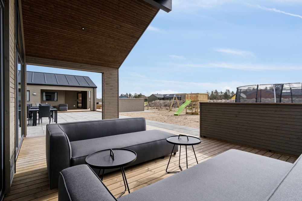 Lyxstuga nr 619 har en härlig terrass med sköna trädgårdsmöbler för 30 personer.