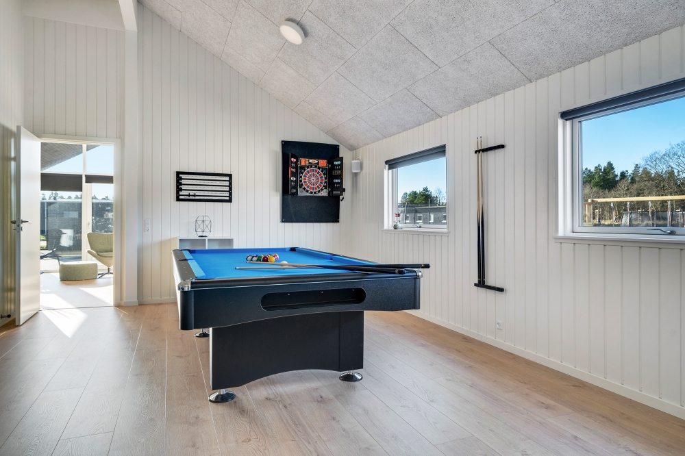 Den rymliga entrén i lyxstuga nr 621 i Bornholm
